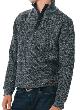 XL Buffalo David Bitton gray sweater.
Mock collar with 1/4- snaps.